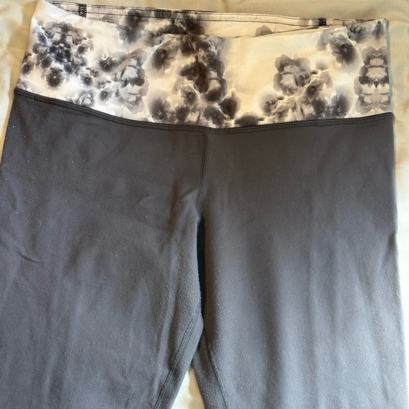 Lululemon Black and White Patterned Leggings - Picture 3 of 4